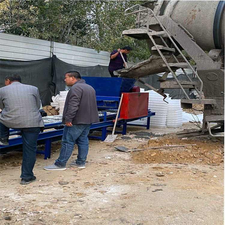 現場罐車正常出料，進入到預制件設備料斗內